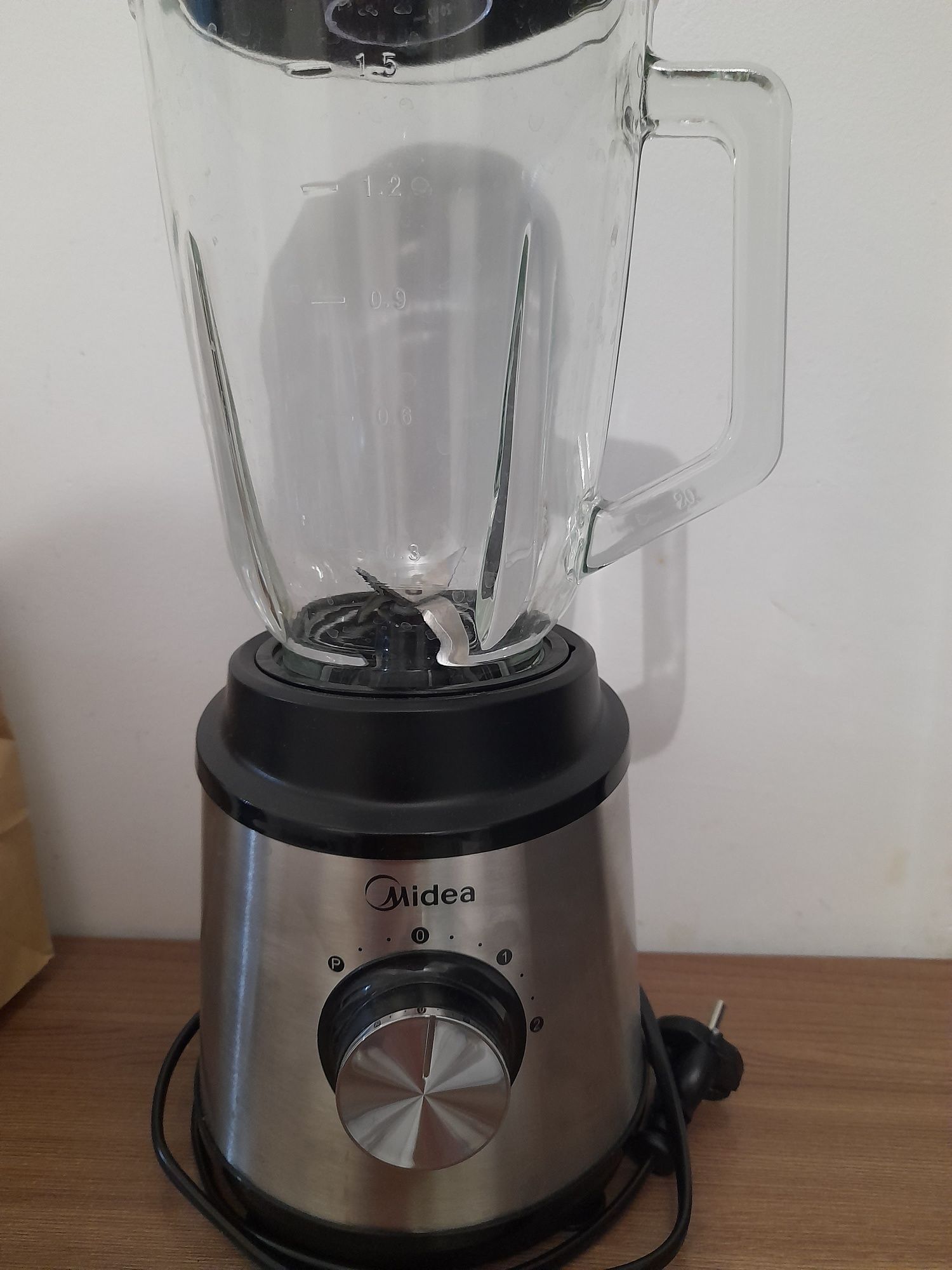 Продаю блендер Midea