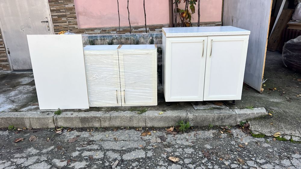 Шкафове в комплект и гръб  . Използвани но в добро състояние .