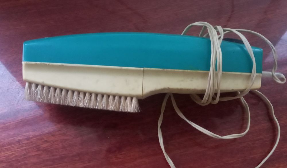 Пылесос бытовой.