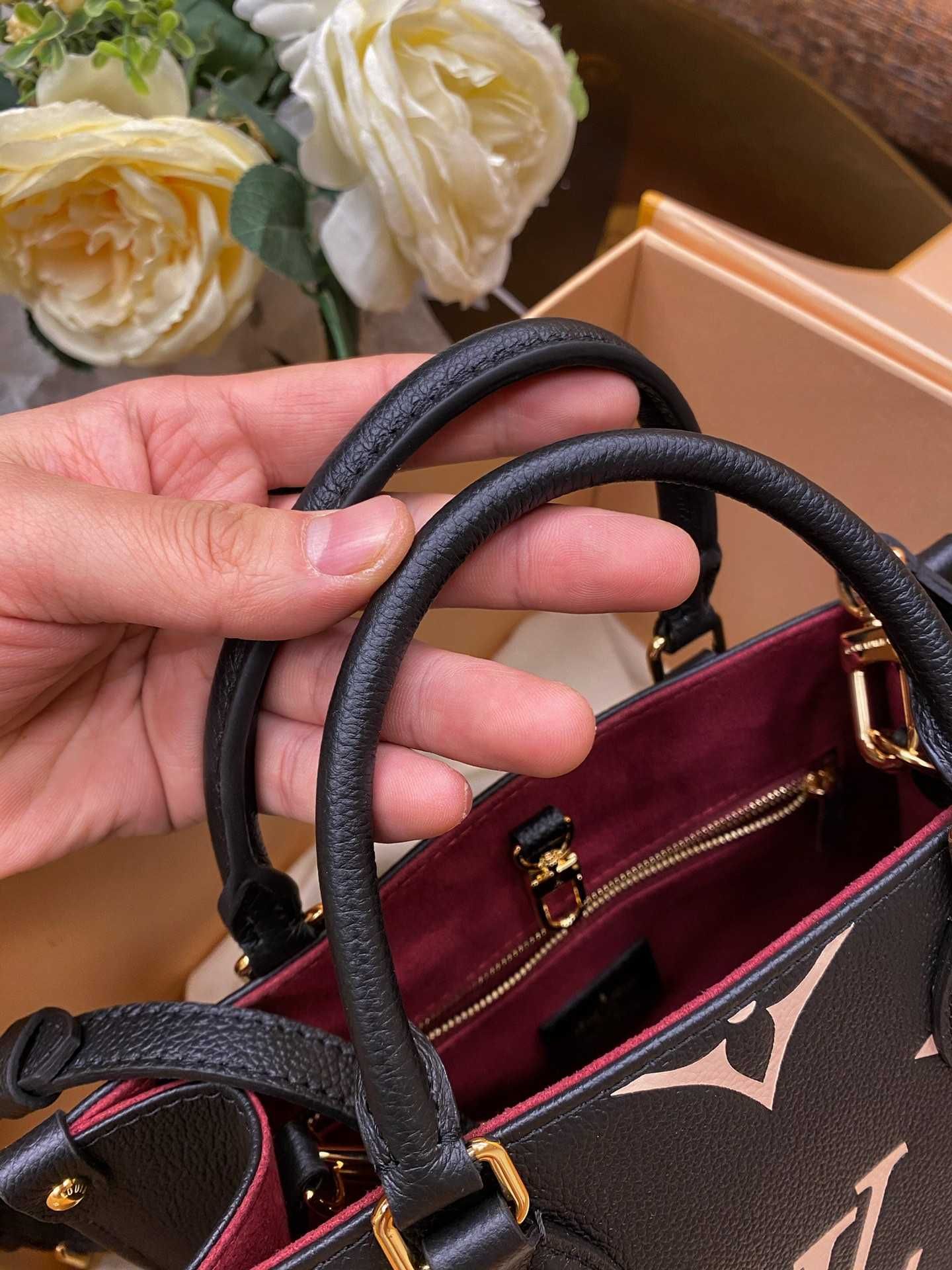 Geanta Louis Vuitton Onthego 25cm negru, tip Premium