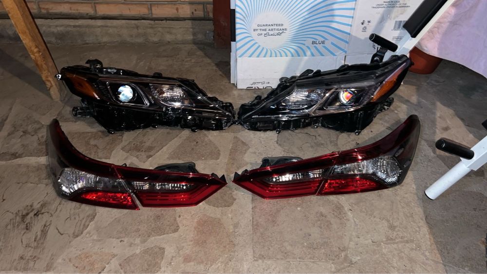 Продам оригинал фары передние и задние от камри 75 америка