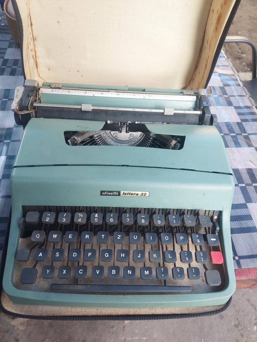 Mașina de scris vintage 1950 Marca Princess 200 si Olivetti Lettera 32