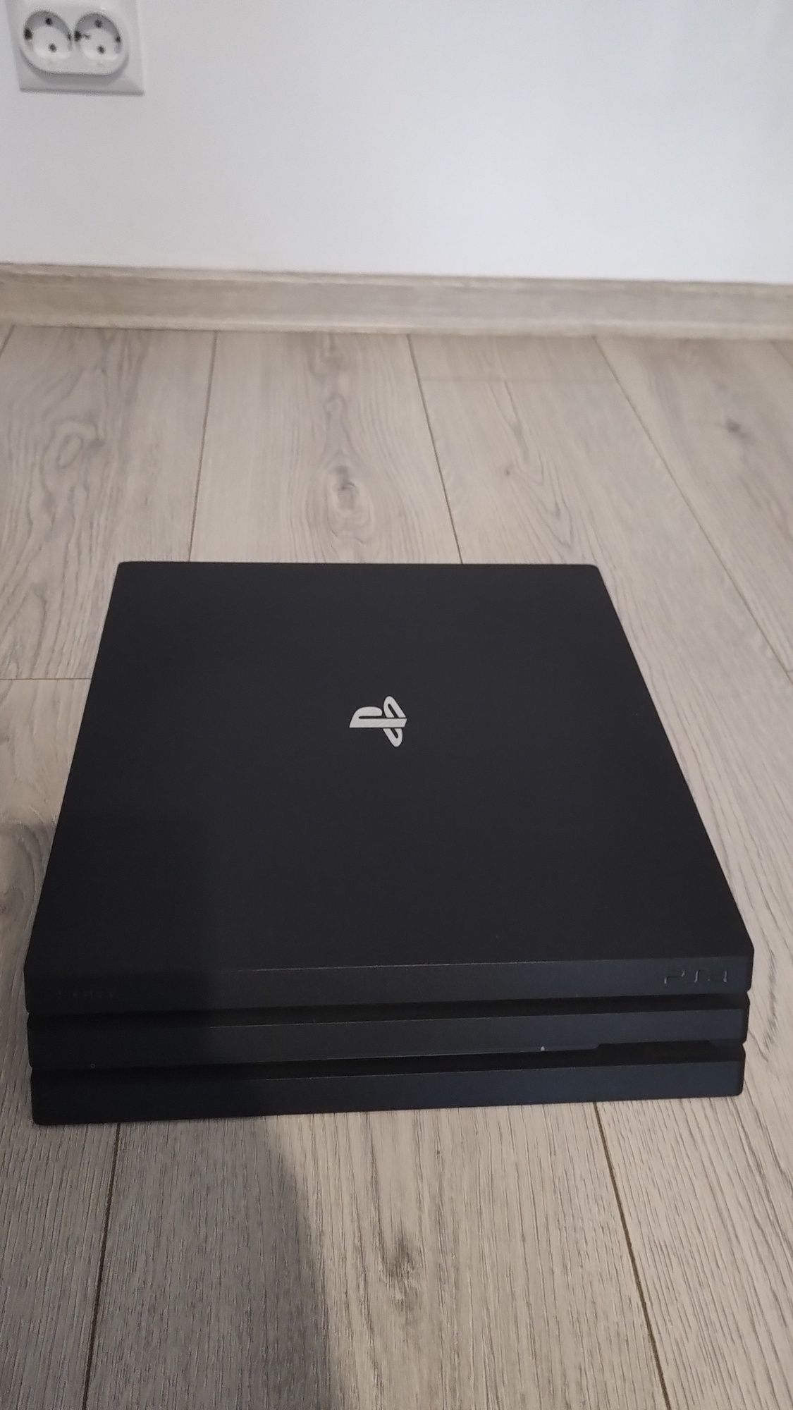 Vând PlayStation 4 Pro