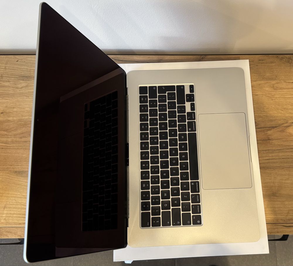 Apple MacBook Air 15” 2023 M2 8GB RAM 512GB SSD Starlight