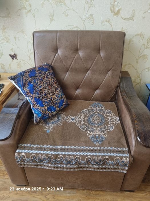 Продам расклодную диван и два кресла