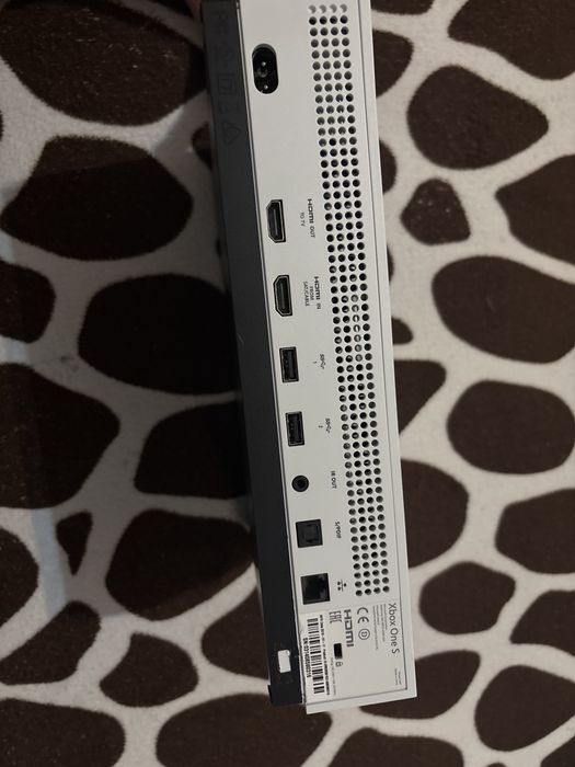 Xbox One S 1TB + 2 controllere + FIFA 22 + FIFA 23