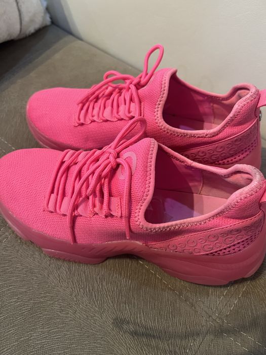 Цикламени маратонки