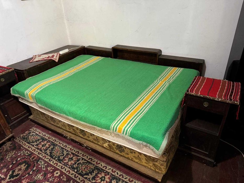 Vând pat cu ladă și noptiere din lemn masiv.