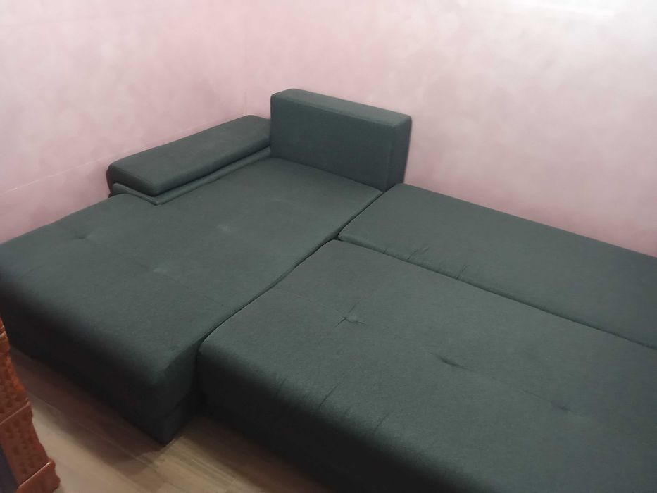 Vând canapea extensibila,foarte puțin folosită!