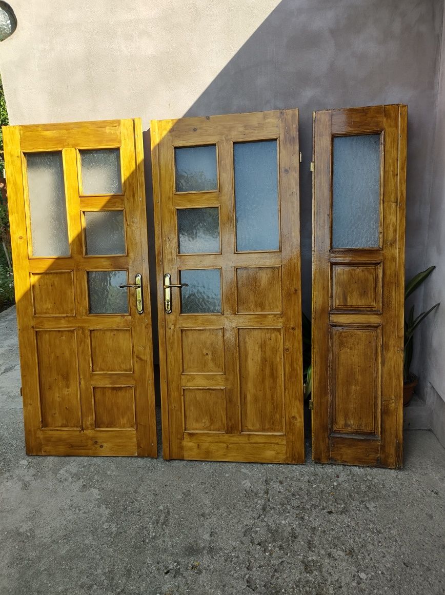 Vând două uși lemn masiv pentru exterior