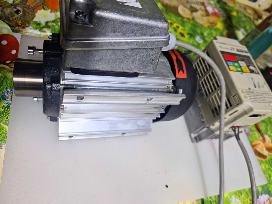 Motor trifazic convertizor Omron VS mini J7 convertor frecventa