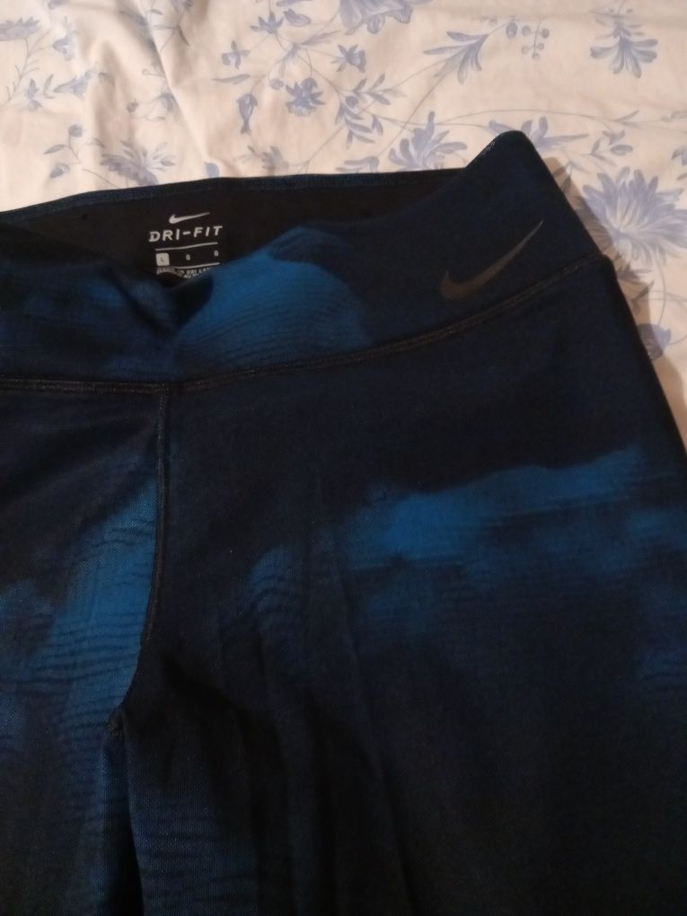 Клин с бюстие на Nike.