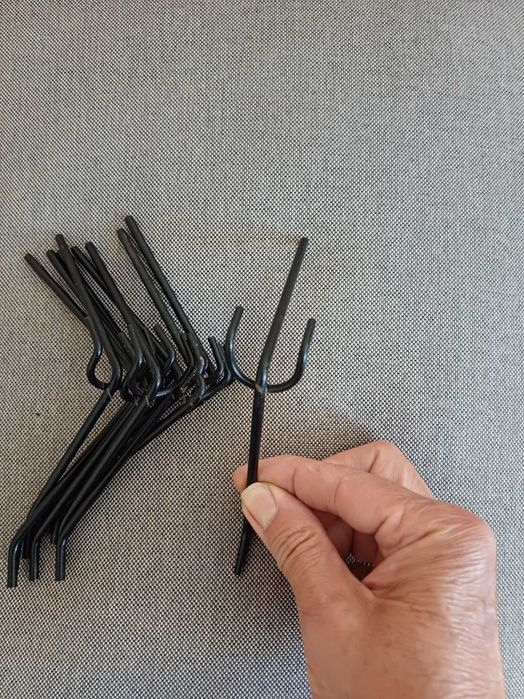 Куки за стелажи, синджири,  за окачване, метални бели и черни.