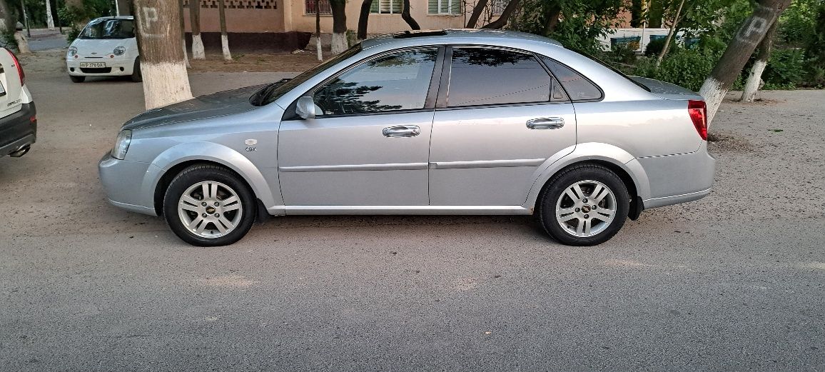 Lacetti 1.8 sotiladi