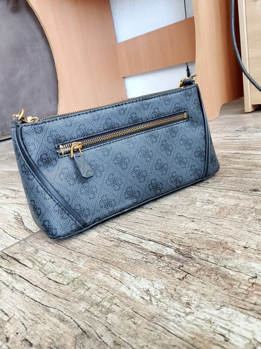 GUESS.      Izzy Crossbody Top Zip Coal Logo