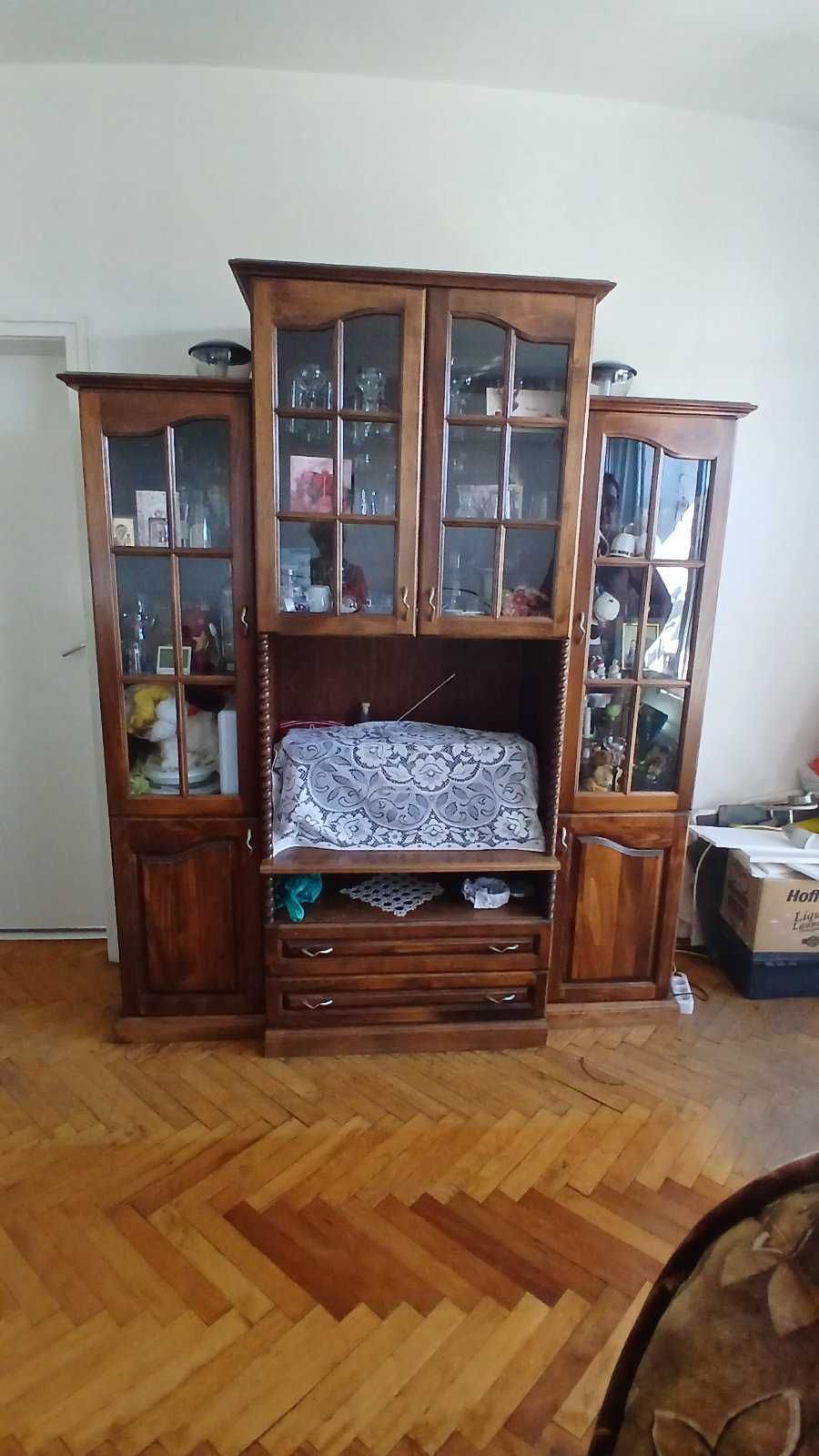Продавам запазена секция.