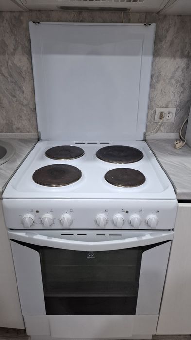 Продам плиту 50000, вытяжка в подарок.