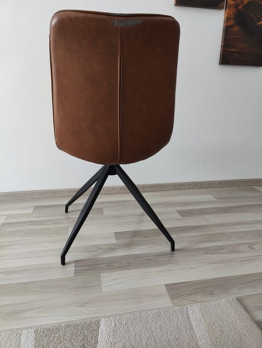 3 scaune cu tapiterie imitatie piele, cu defect al tapiteriei