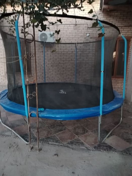 Yosh bolalar va kattalar uchun batut