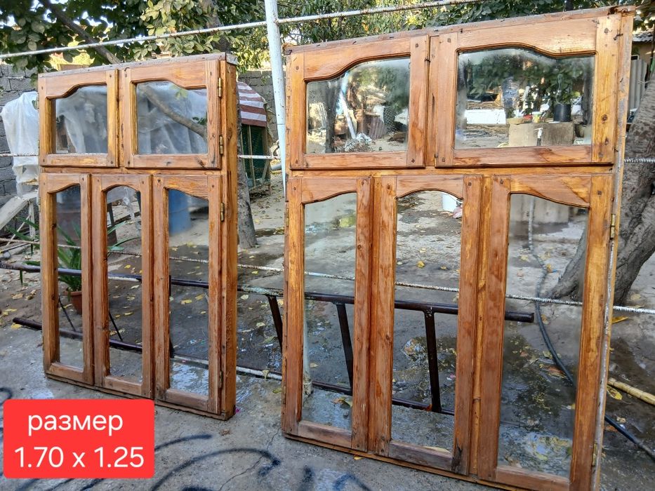 Eshik va romlar yog'ochdan