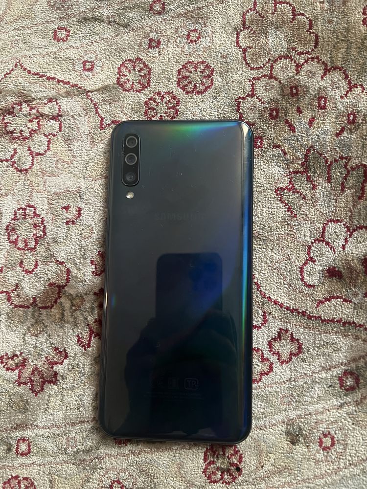 Samsung a50 в хорошем состояние