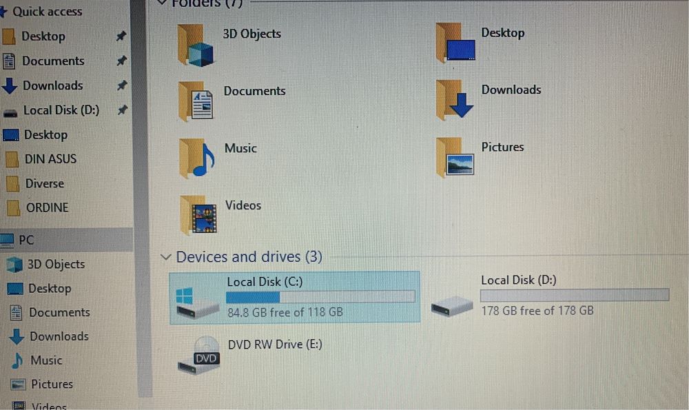 Laptop ASUS cu procesor i3