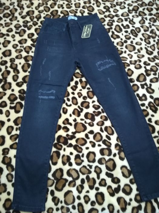 Blugi mărimea 40,noi cu eticheta, de culoare neagra