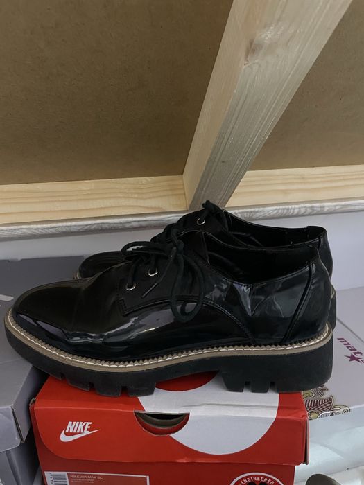 Лачени обувки в отлично състояние