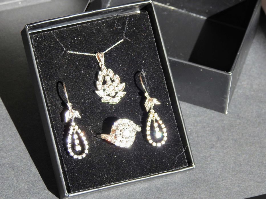 Комплект златен пръстен ,обеци и колие с диаманти