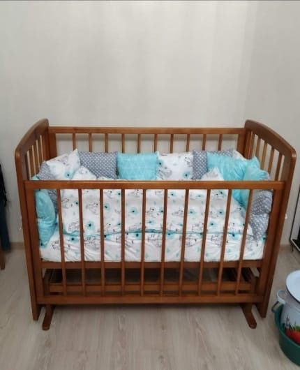 Продам детскую кроватку с мобилем