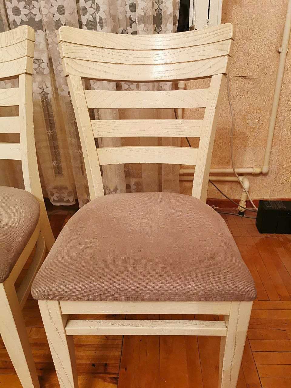 Кухонный гарнитур (стол и стулья) продам