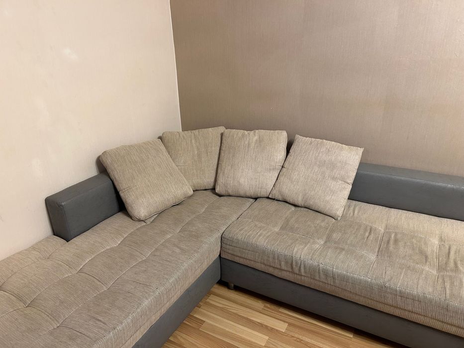 Ъглов диван със 7 възглавници