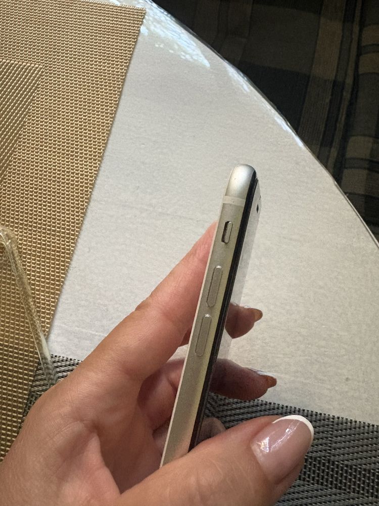 iPhone SE 2020г., с вътрешна памет от 128 гб.