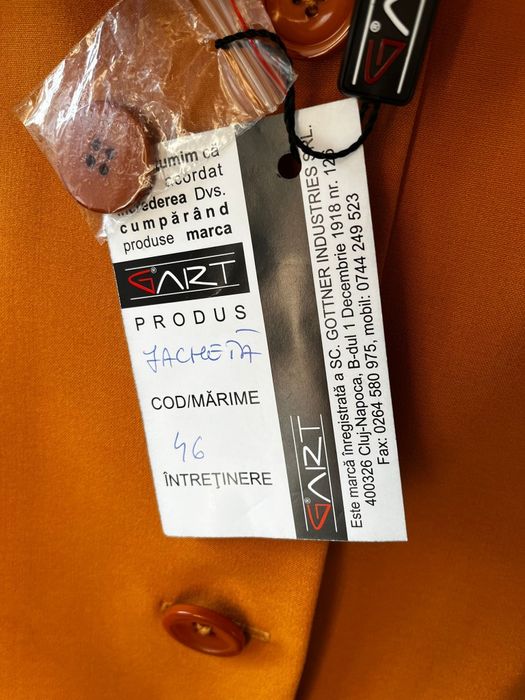 Jacheta cu nasturi și buzunare