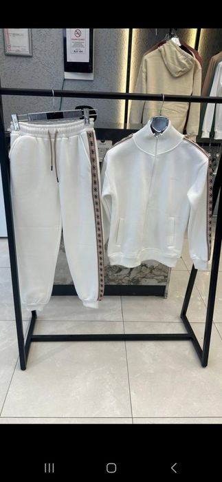 Налични дамски екипи и долнища