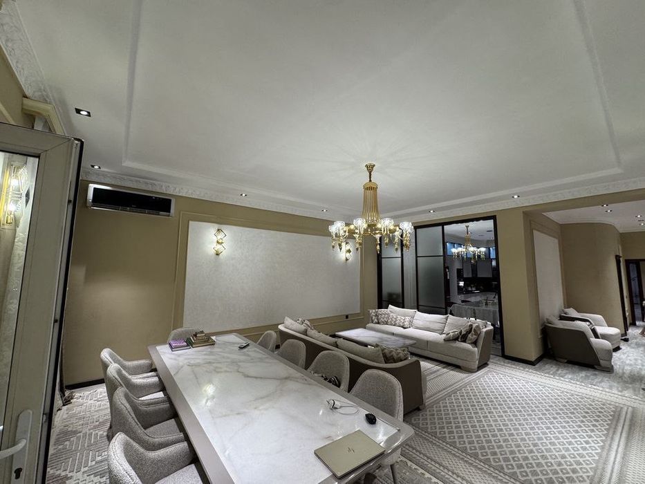 Yakkasaroy Lyuks 4 xona 200M2