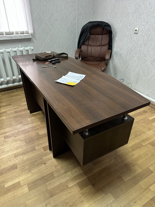 Офисный стол.