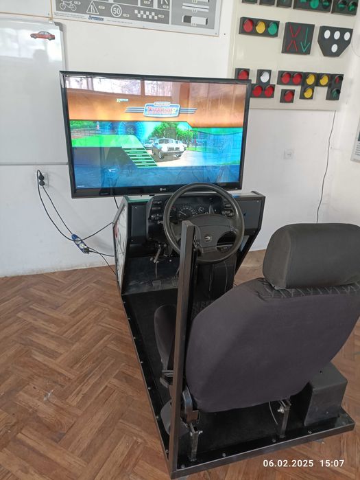 Продается учебный  Автотренажёр Педали, руль настоящее