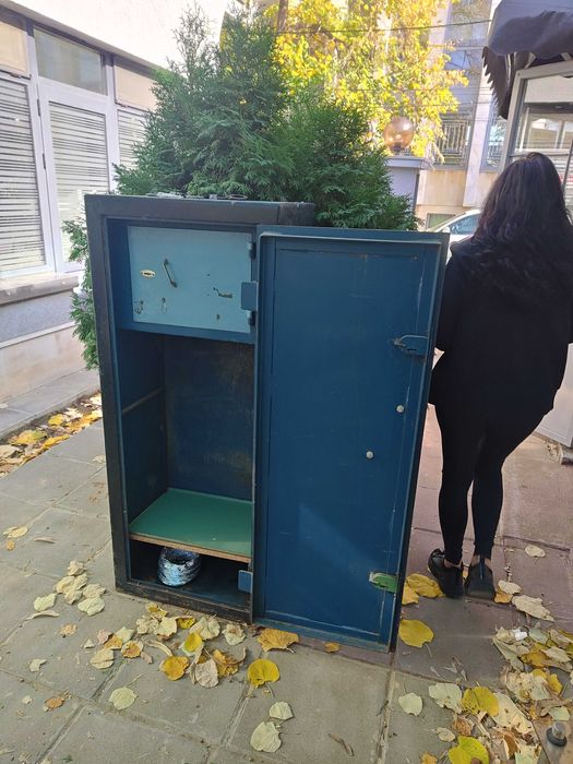 Масивен метален сейф