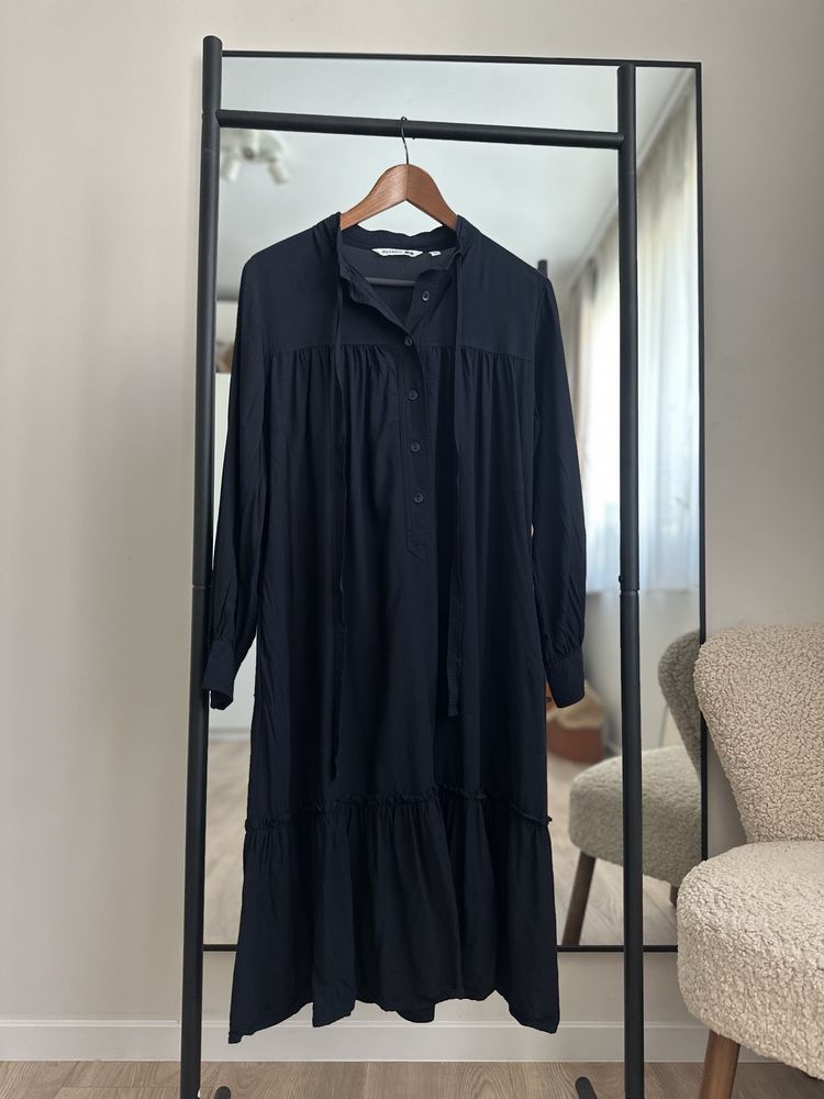 JW Anderson x Uniqlo рокля в цвят navy