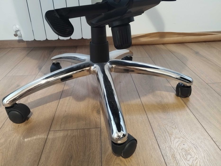 Президентски офис стол Carmen 6114 - черен