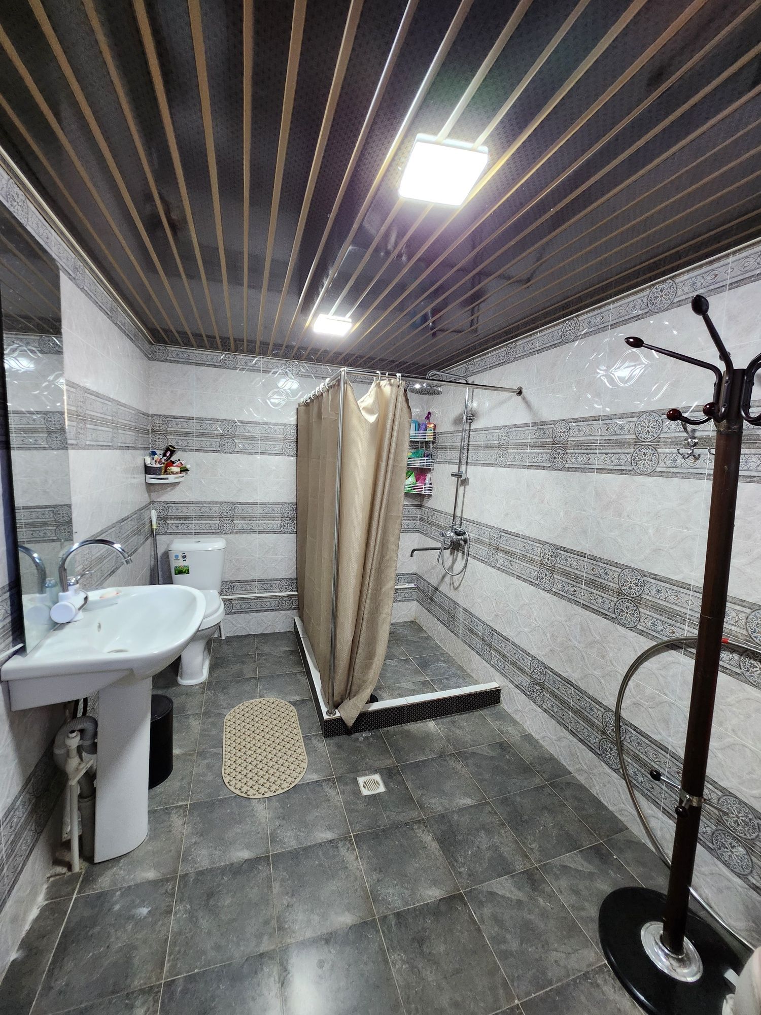 Hovli sotiladi fayzli xonadon