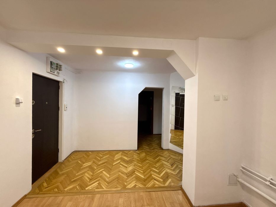 Apartament de vânzare cu 3 camere în 1 Mai, Craiova
