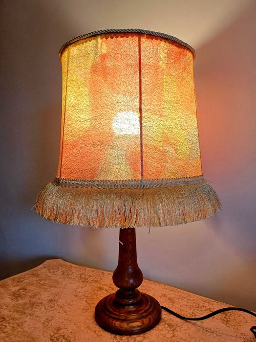 Нощна лампа с ръчно направен абажур