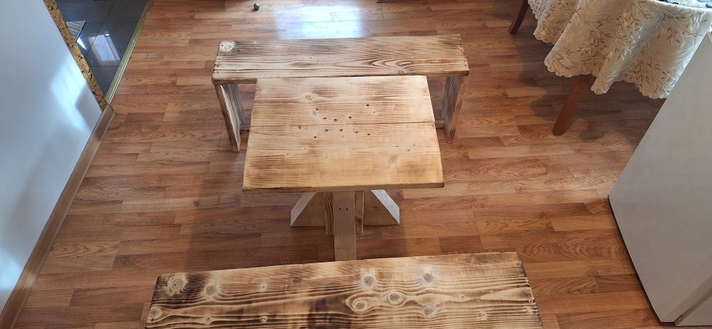 Маса и пейка от масивно дърво