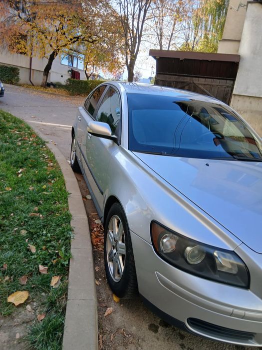 Volvo S40.