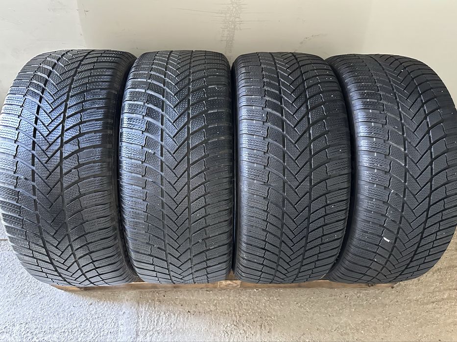 255/45 R18 Bridgestone Blizzak LM005 DOT 2023