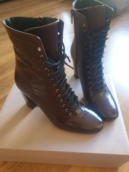 Дамски боти в бордо от естествен лак