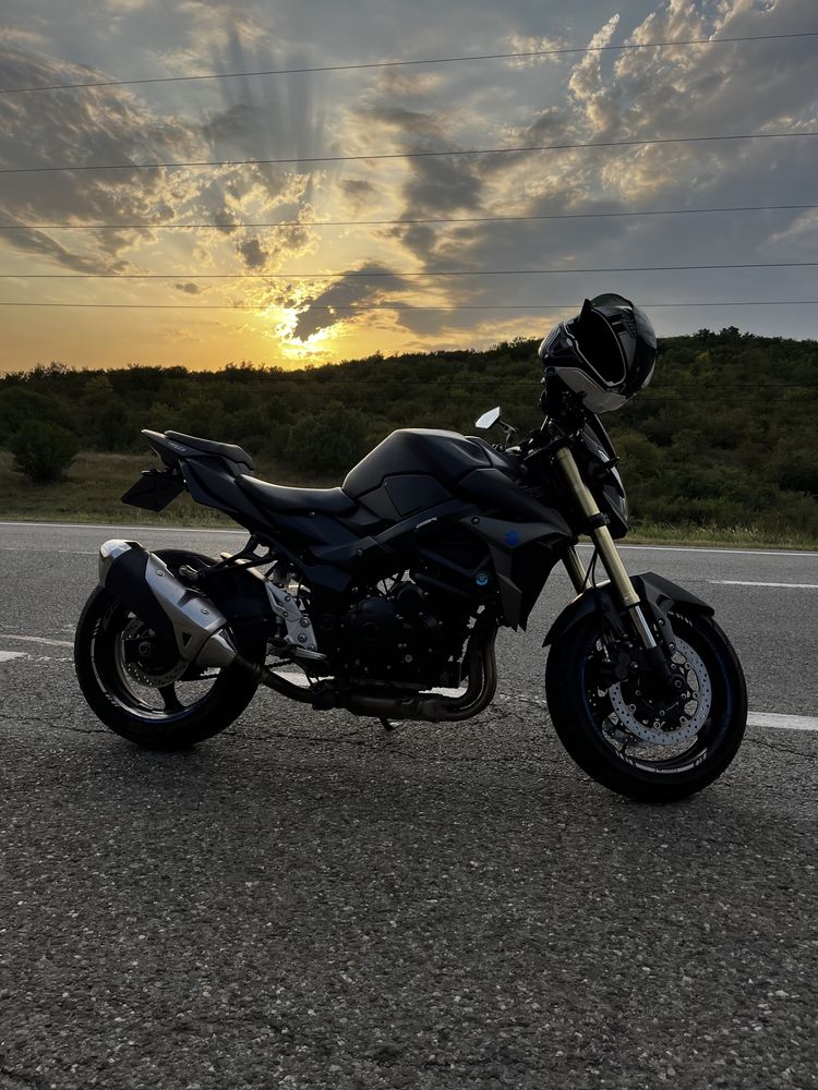 Suzuki GSR 750 2015