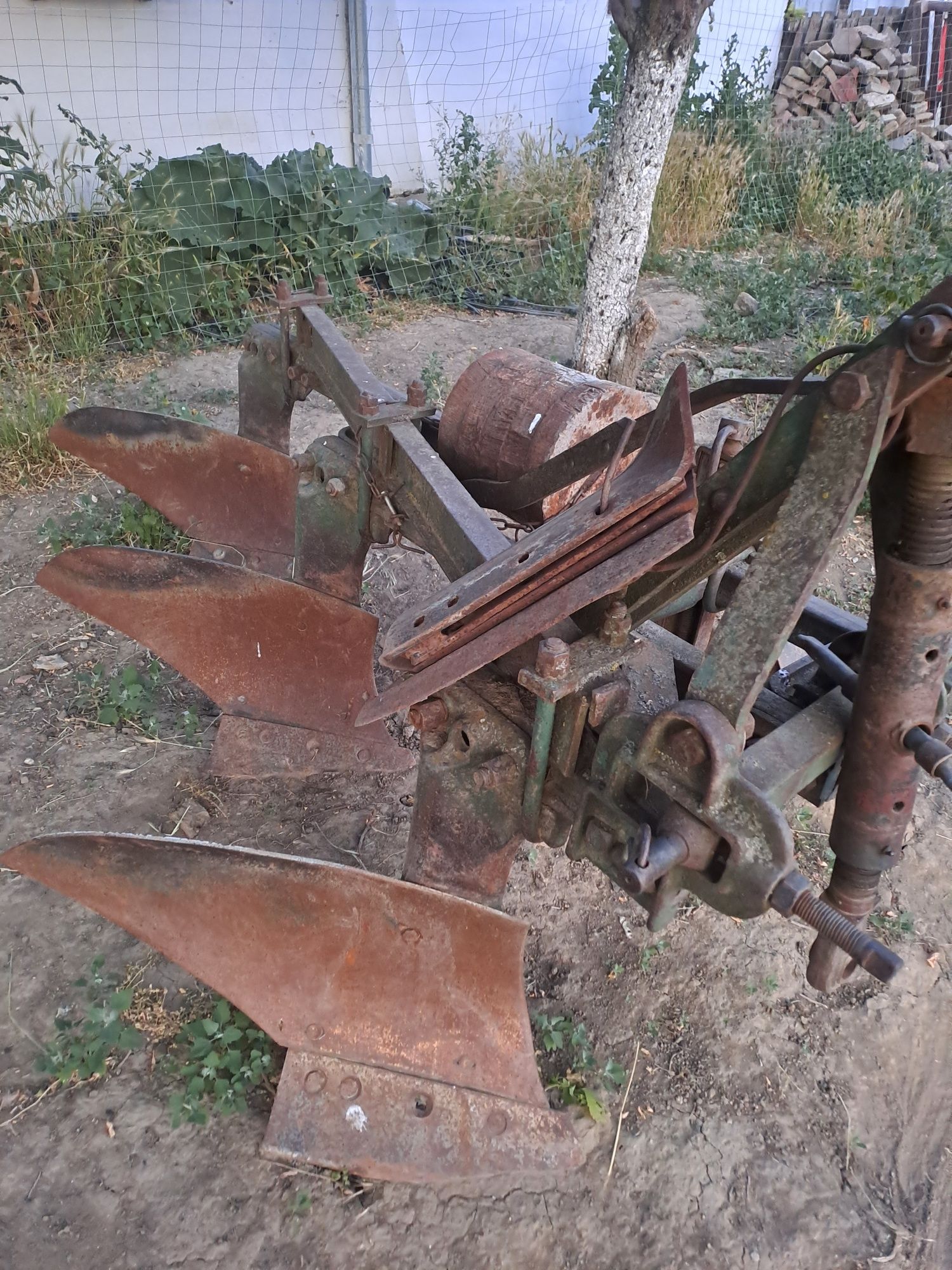 Vand tractor U 650 cu utilaje